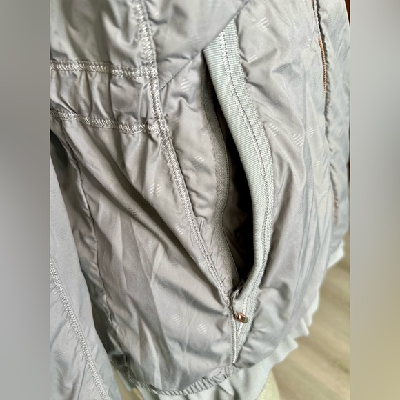 Lulelemon Athletica Grey Goose Down Zip-up Jacket w/ Hood & Ruffle. Size 6 🩶 - Picture 8 of 16